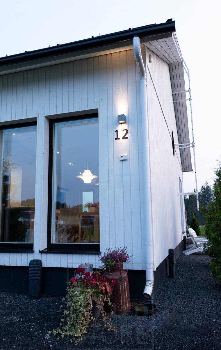 Luminaire CUBIC OUT 2 éclairant un numéro de maison sur une façade.